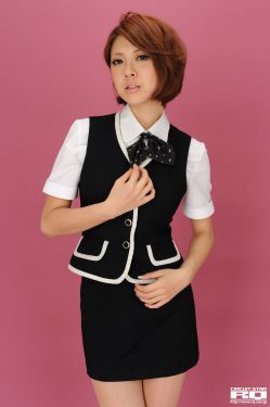 女人把衣服脱掉